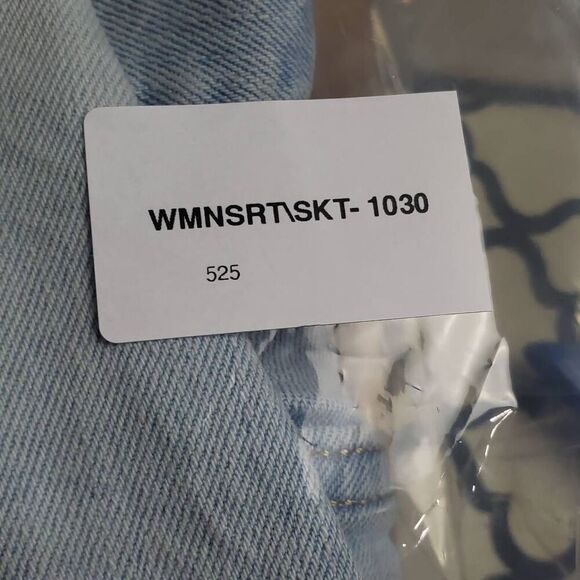 Old Navy Slim Fit Distressed Light Wash Denim Shorts Size 28 Raw Hem - Picture 7 of 7